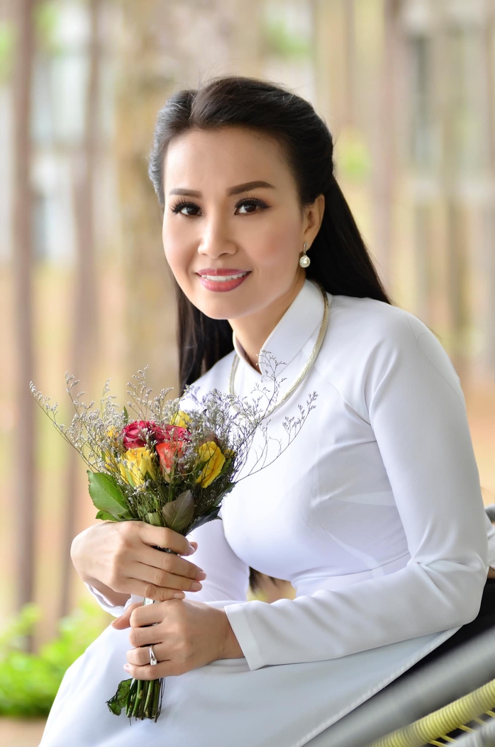 Ca sĩ Cẩm Ly biểu diễn