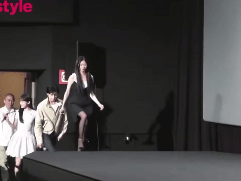 Kim Minju bị rơi giày khi bước lên sân khấu