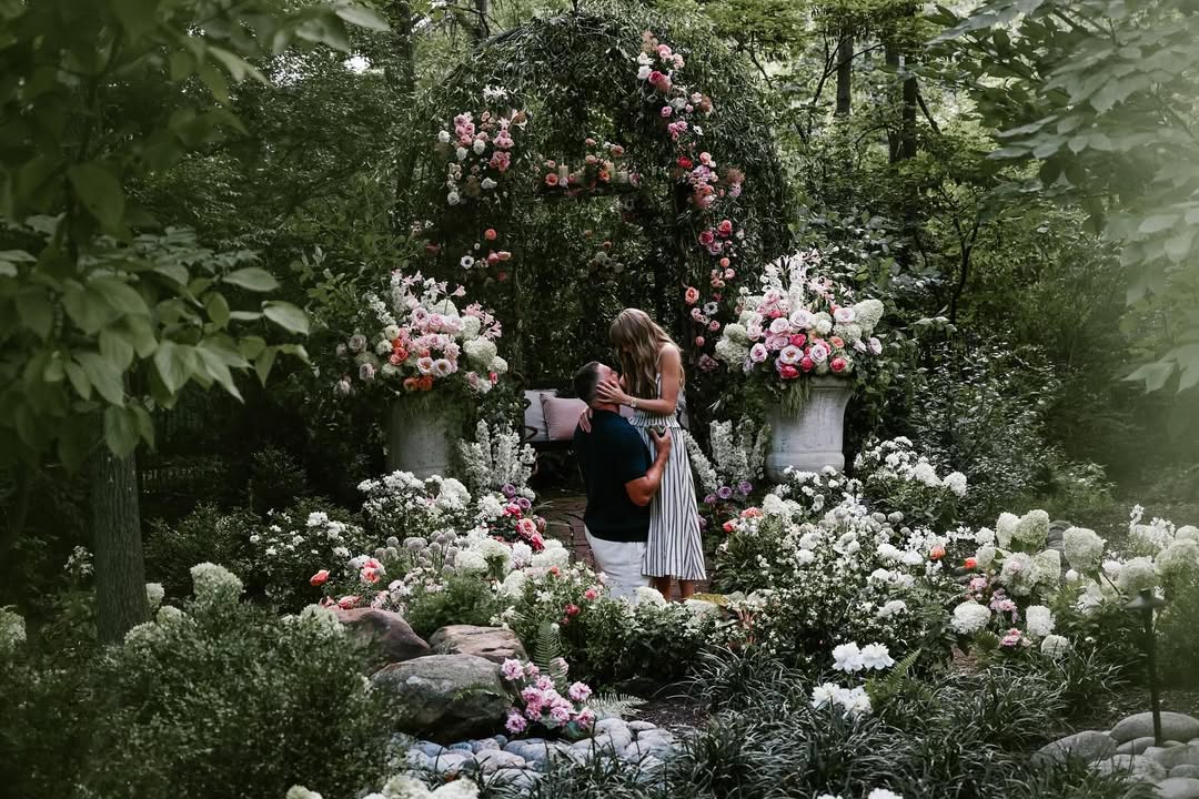Taylor Swift và Travis Kelce trong khoảnh khắc cầu hôn