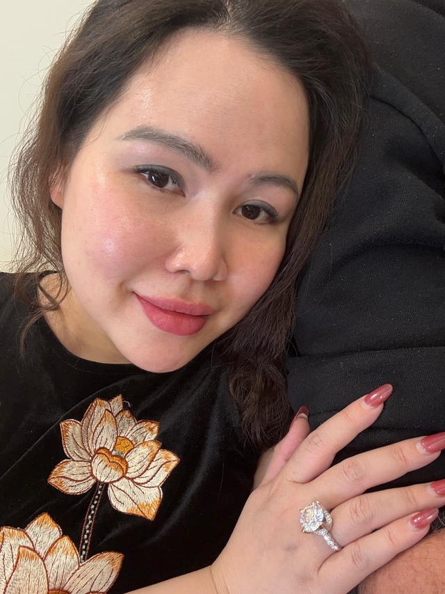 Trương Phương khoe nhẫn kim cương do chồng mua
