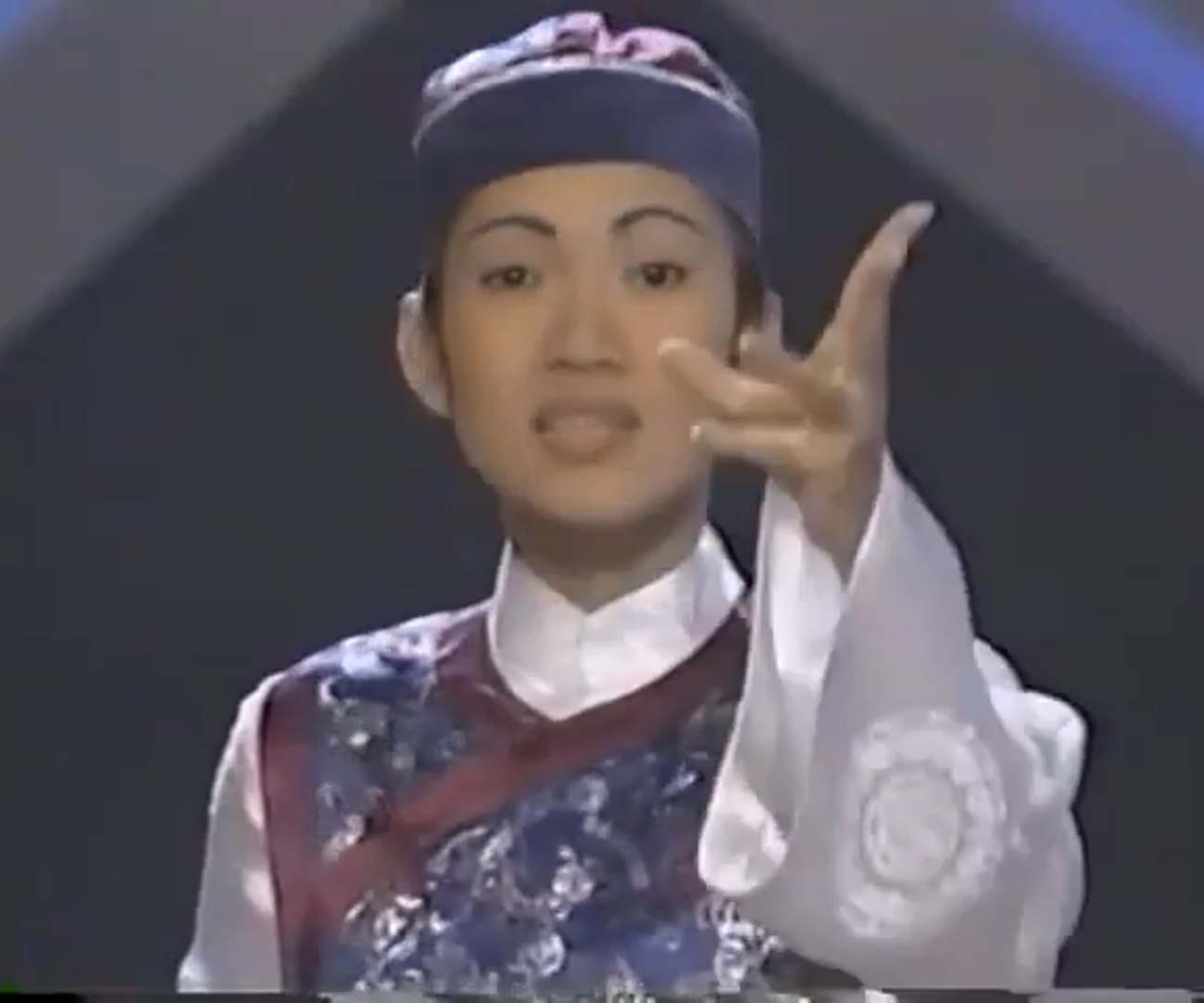 Bảo Hân biểu diễn trên sân khấu năm 1996