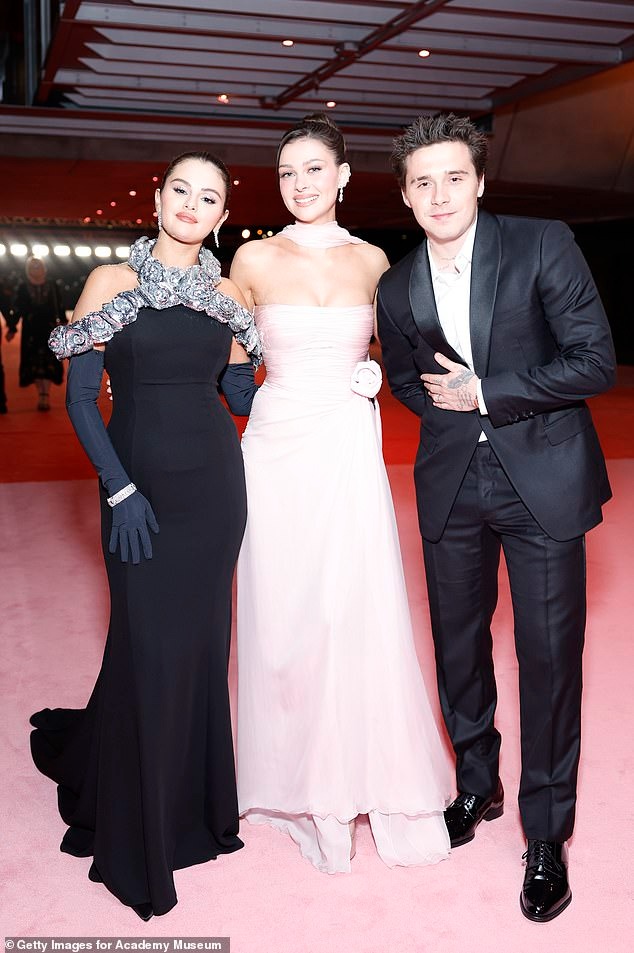 Selena Gomez và vợ chồng Brooklyn Beckham