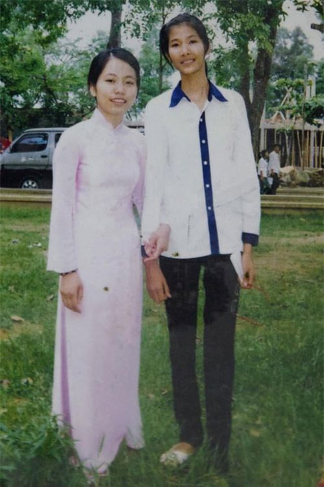 Hoàng Thùy thời niên thiếu da ngăm đen, vóc dáng gầy gò