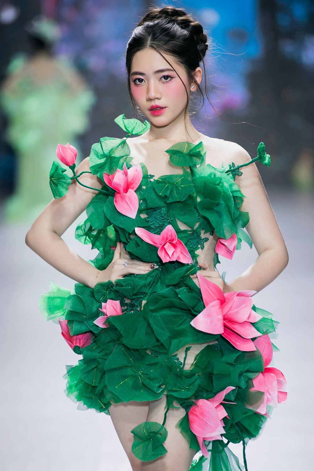 Người mẫu Mina Lê trình diễn thời trang