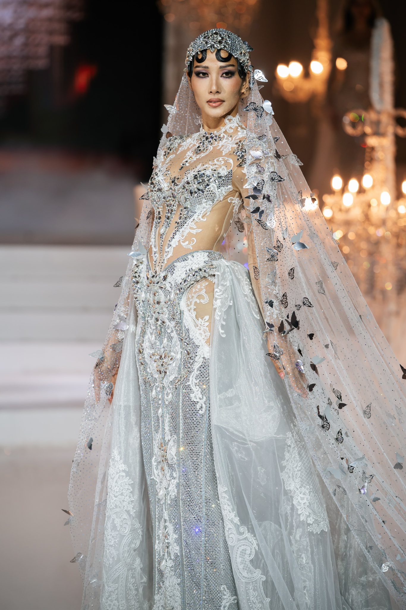 Á hậu Hoàng Thùy trên sàn catwalk