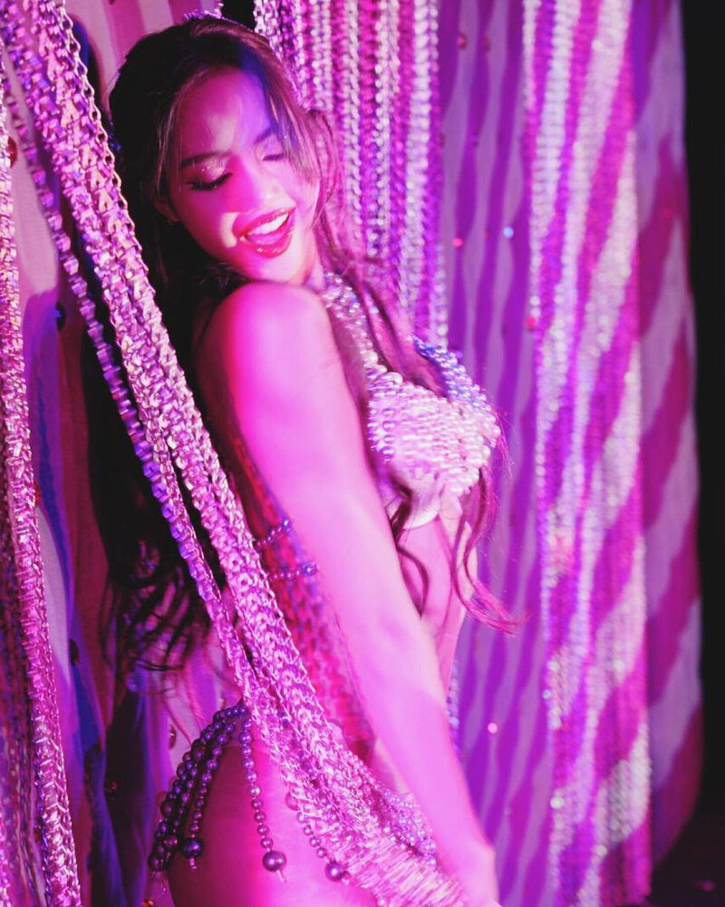 Người hâm mộ liên hệ phong cách Taylor với Lisa (BLACKPINK)
