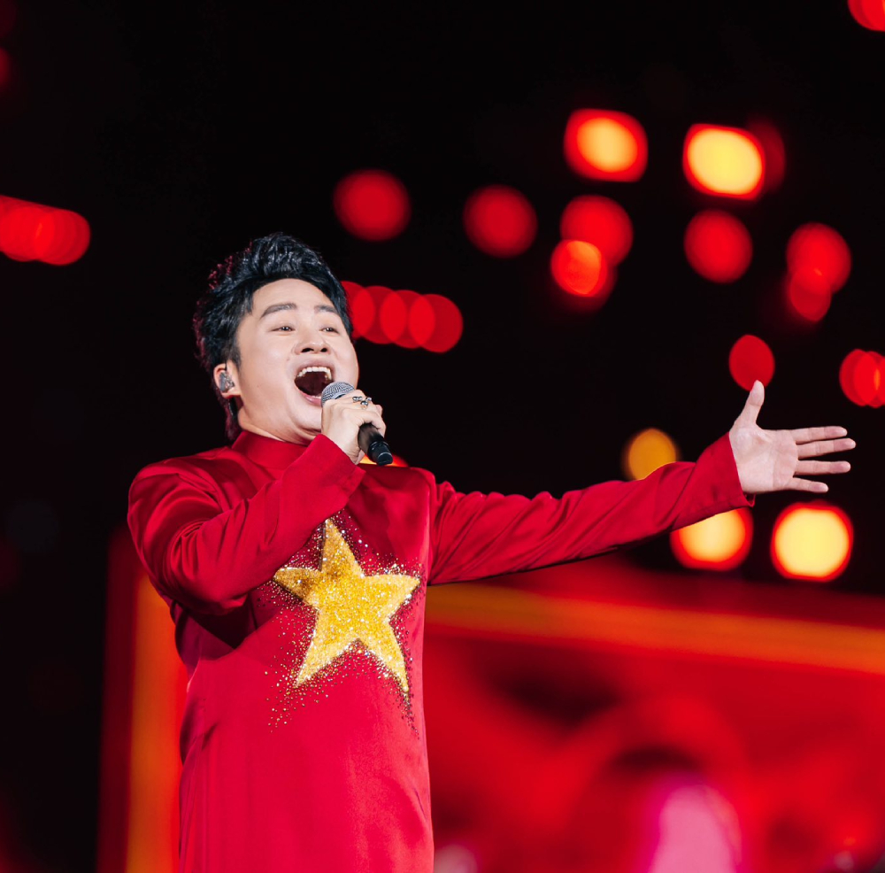 Tùng Dương biểu diễn đầy cảm xúc
