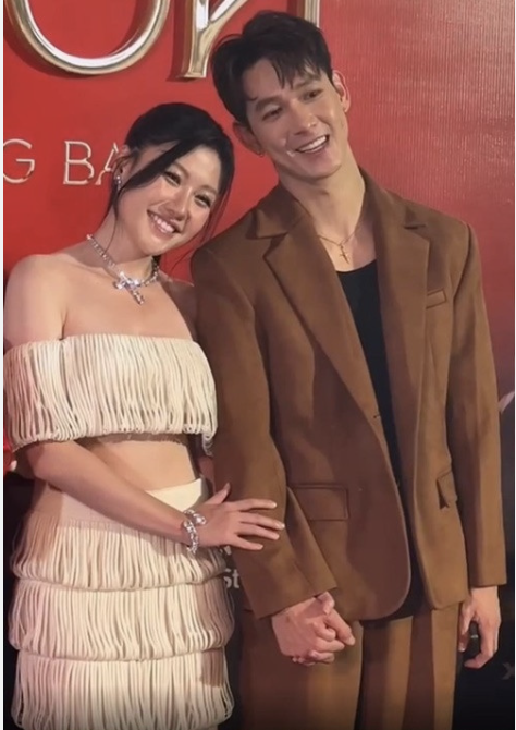Nắm tay trên thảm đỏ của Uyển Ân và Song Luân