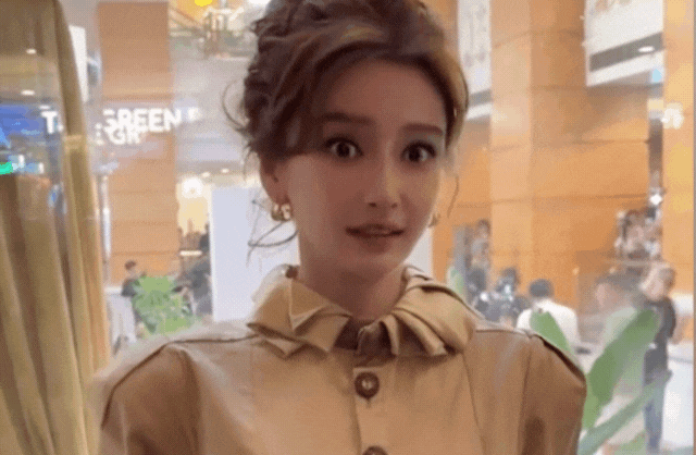Nhiều netizen chê Angelababy giả tạo, diễn kịch trước công chúng