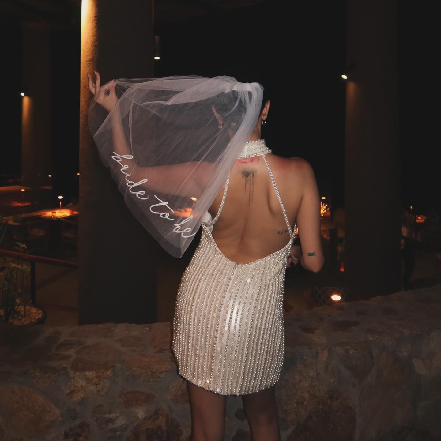 Váy hở lưng thêu chữ cô dâu tương lai