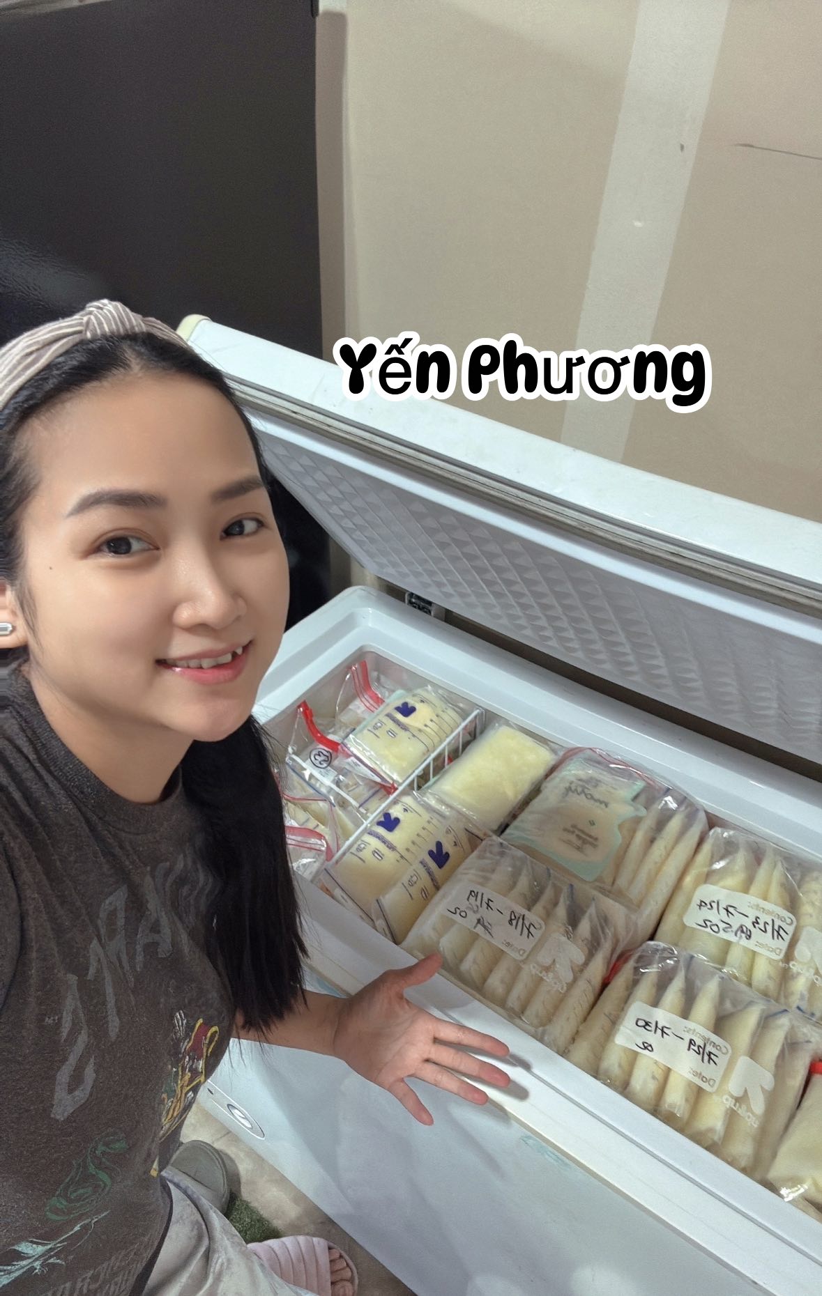 Hot mom hút sữa chăm chỉ để dự trữ sữa cho con