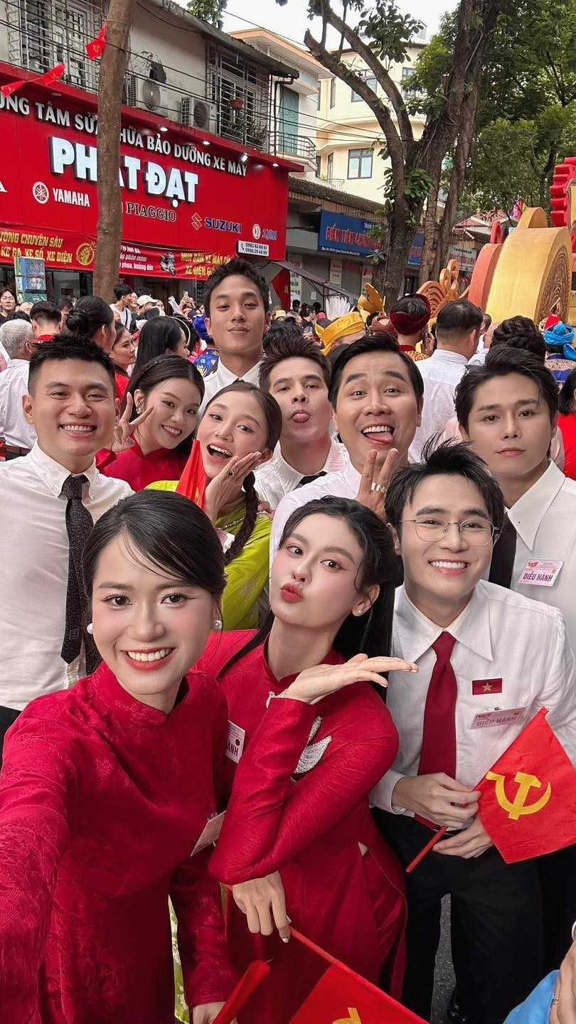 Nghệ sĩ như Lâm Vỹ Dạ, Trương Quỳnh Anh... vui vẻ tập luyện chung