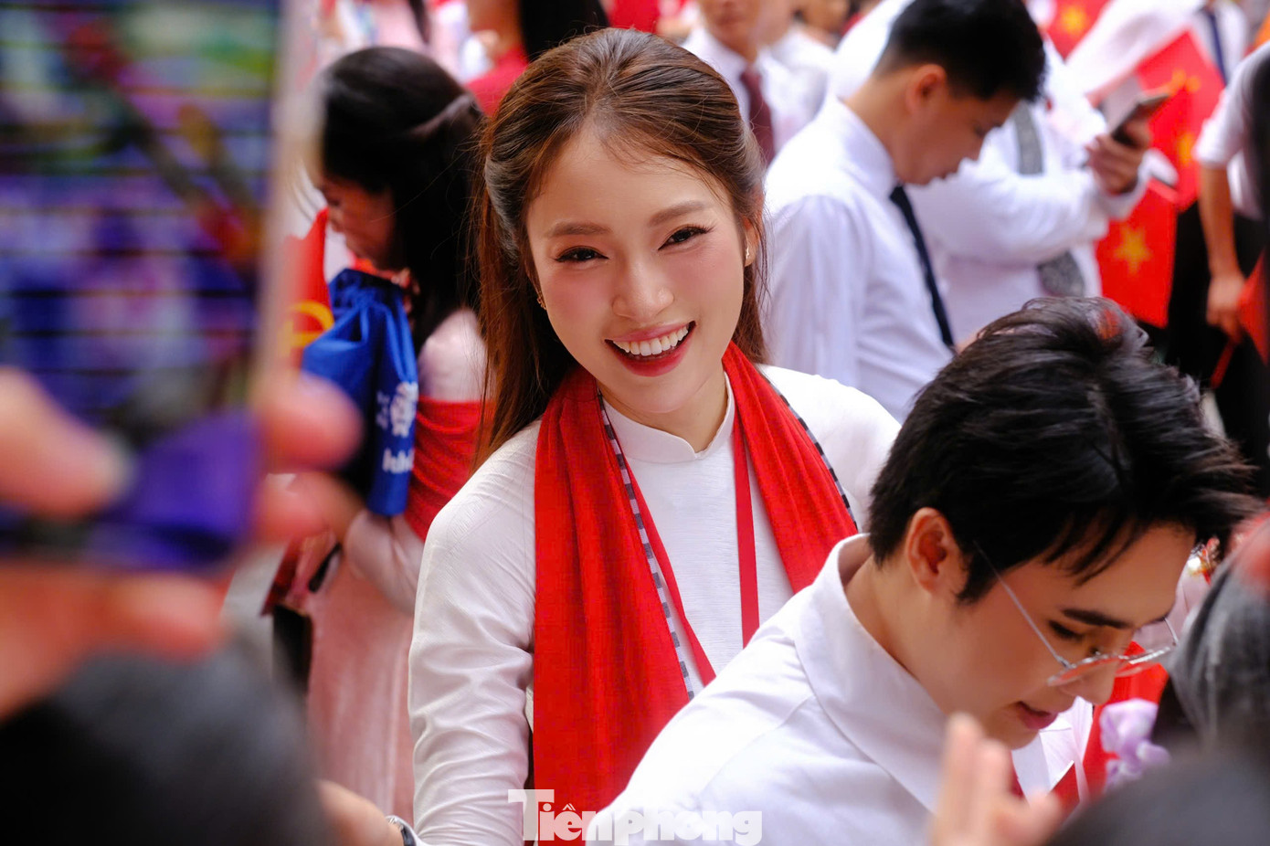 MC Khánh Vy thân thiện với fan