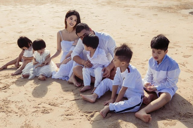 Oanh Yến bên bạn đời và 6 con.