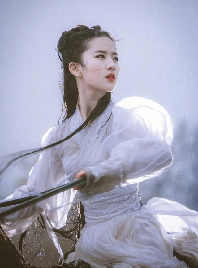 Tiểu Long Nữ thanh khiết và lạnh lùng