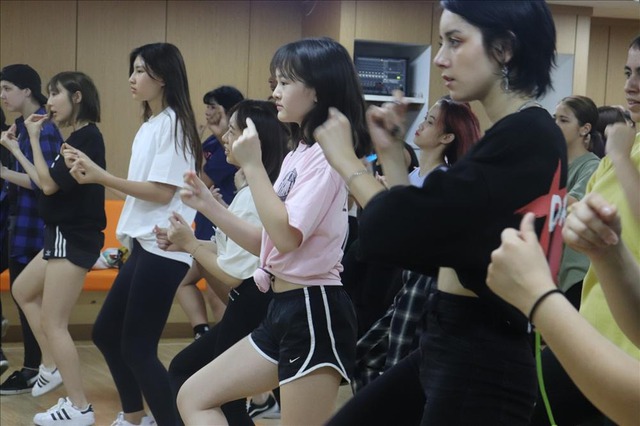 Ánh hào quang sân khấu che phủ khó khăn phía sau