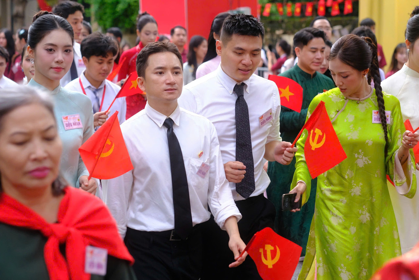 Á hậu và ca sĩ rạng rỡ tiến về quảng trường