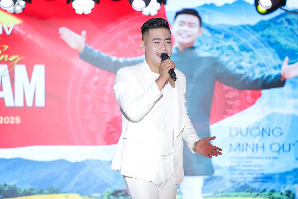 Dương Minh Quý biểu diễn trong buổi ra mắt MV