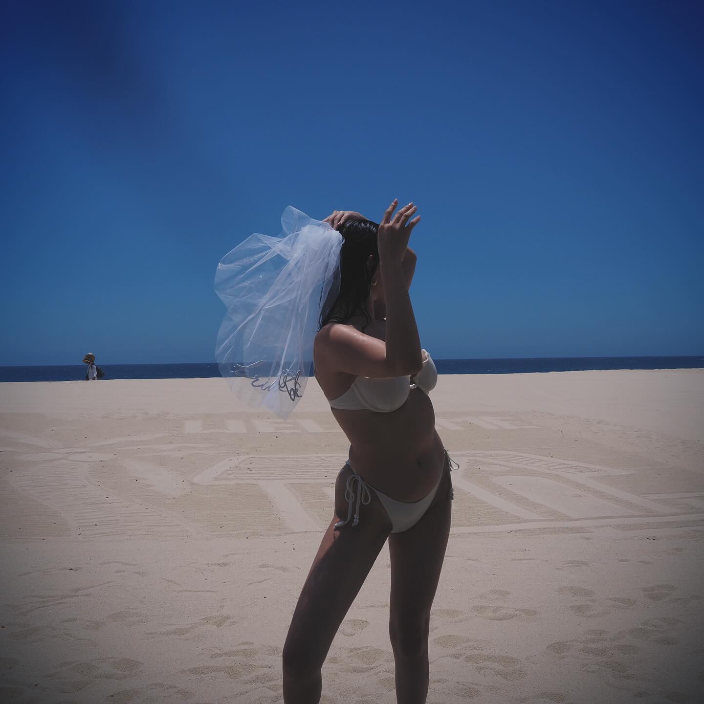 Selena Gomez khoe vóc dáng chuẩn trong bikini và voan cô dâu