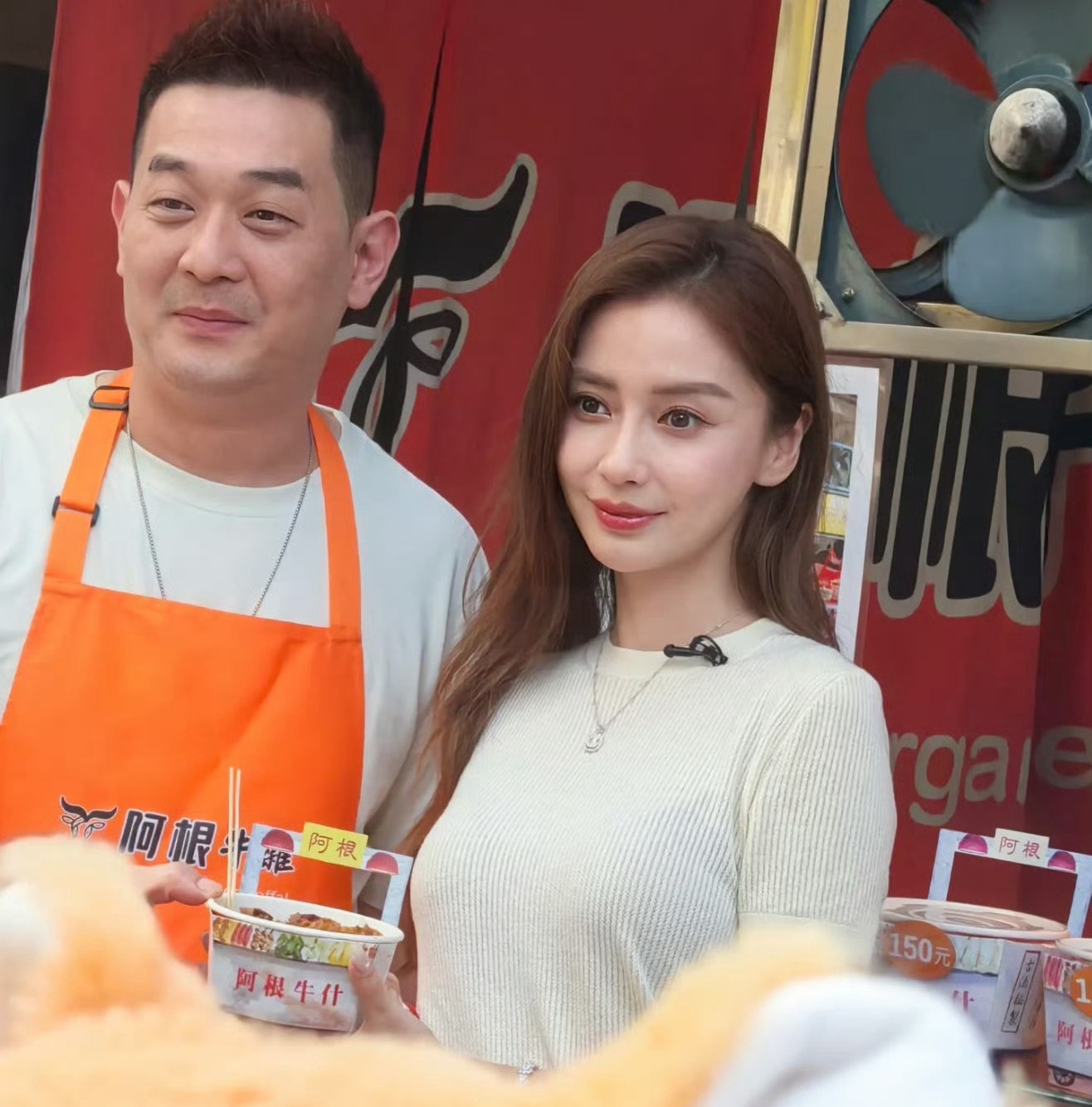 Angelabby thường xuyên xuất hiện ăn uống tại quán vỉa hè bình dân
