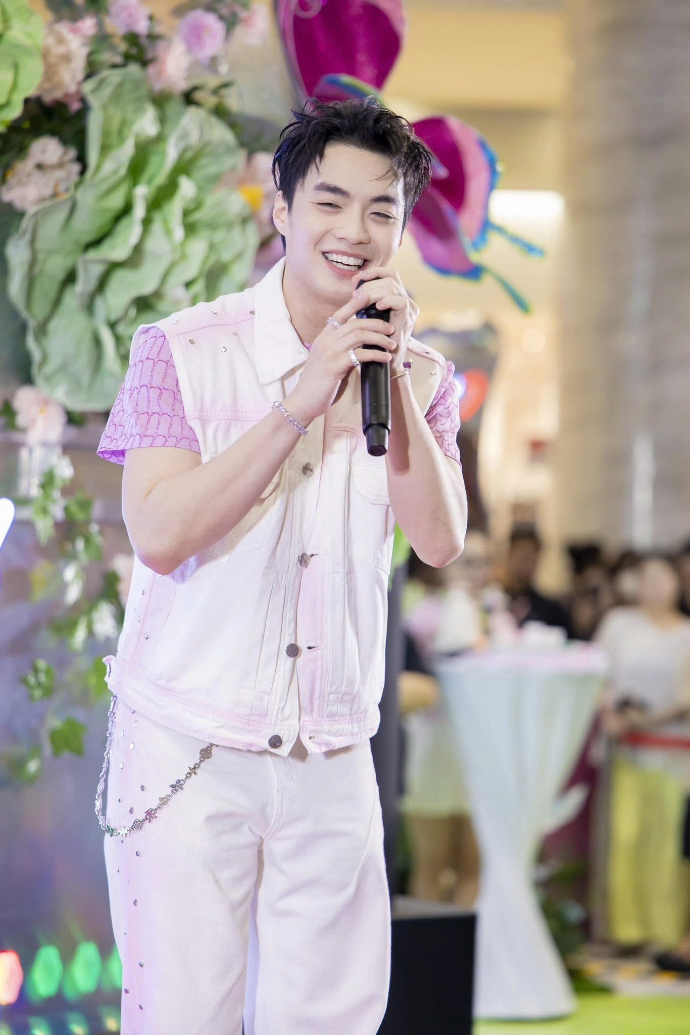 Negav tham gia giao lưu tại sự kiện