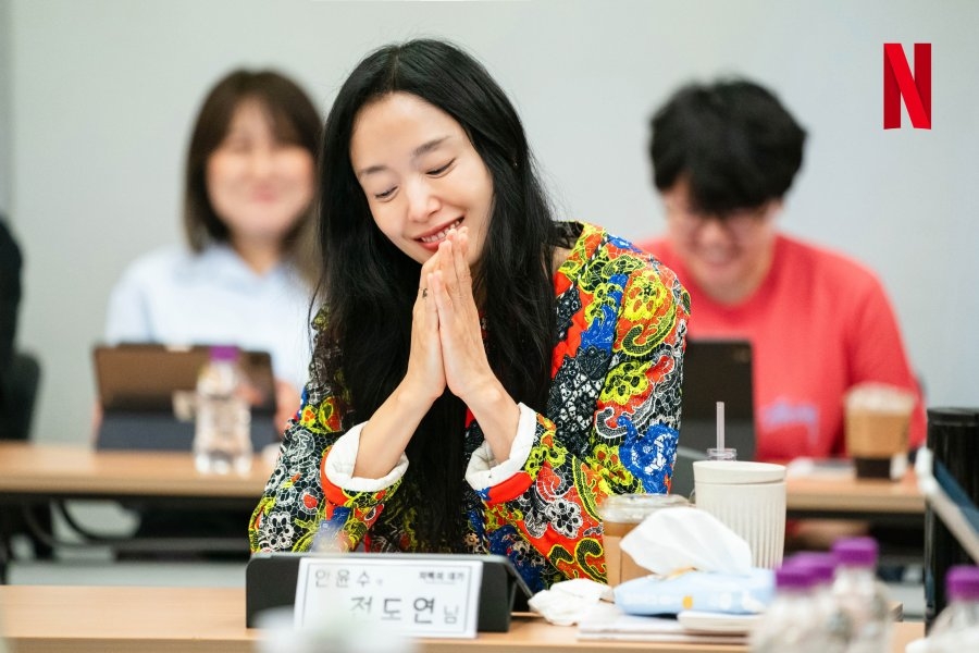 Jeon Do Yeon đọc kịch bản phim The Price Of Confession