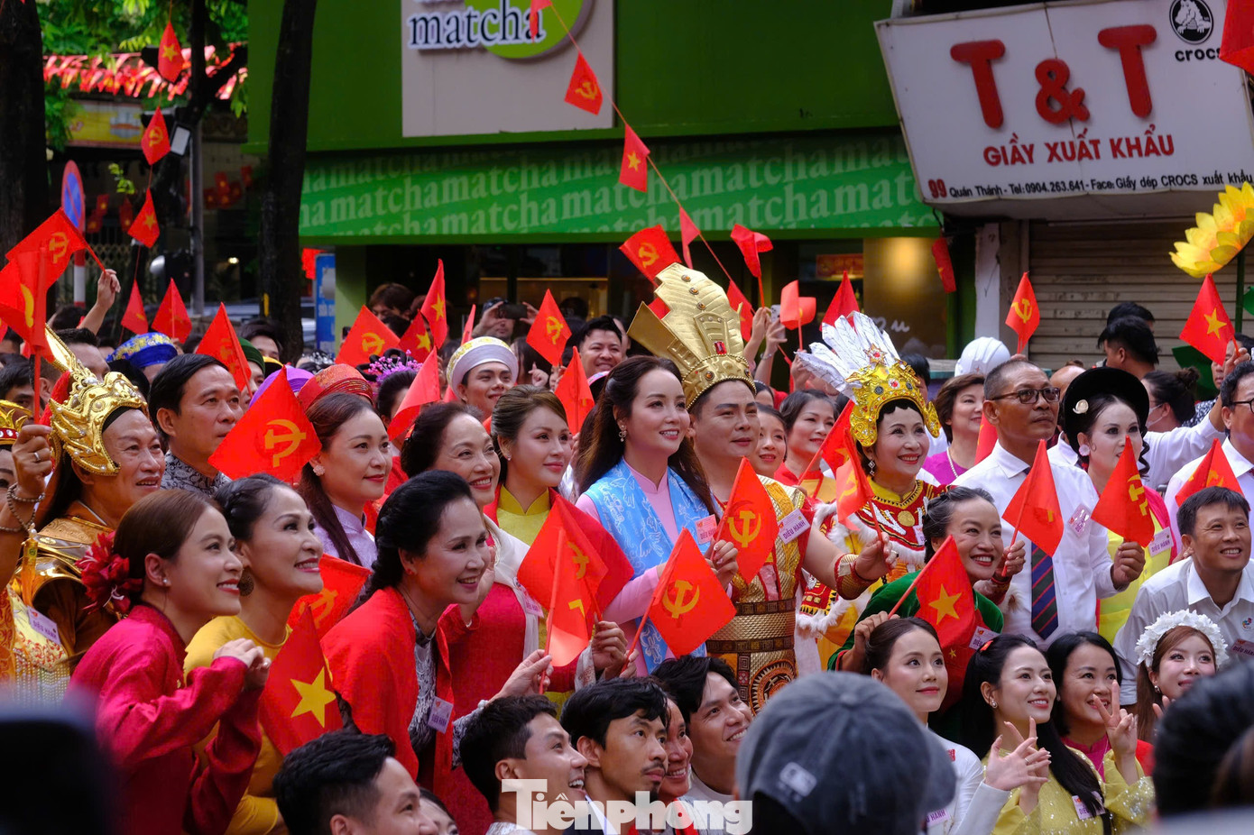 Nghệ sĩ nổi tiếng chụp hình tập thể tại lễ tổng duyệt