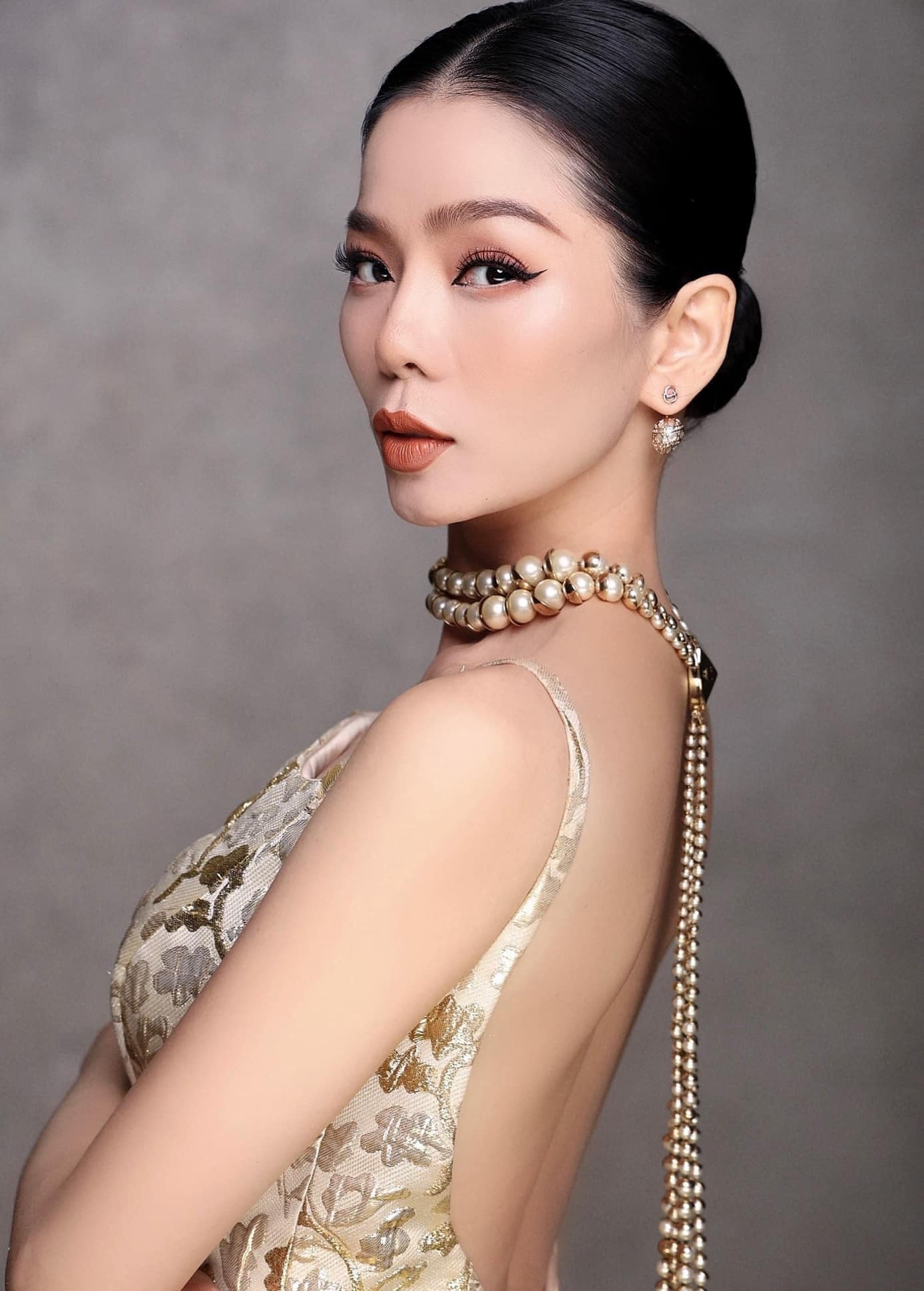 Nhan sắc Lệ Quyên khi biểu diễn