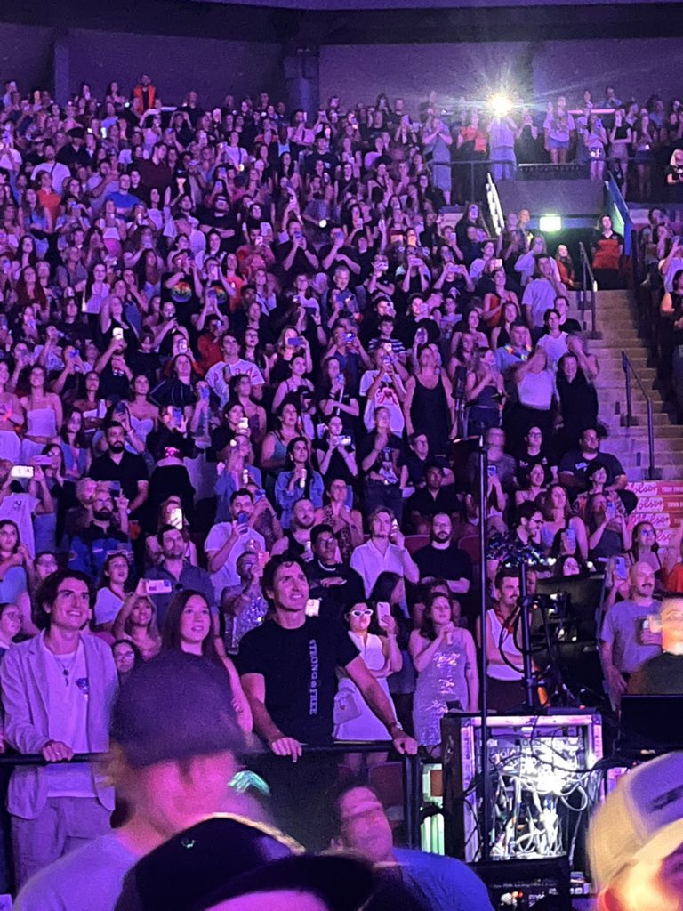 Justin Trudeau đến xem concert ủng hộ Katy Perry