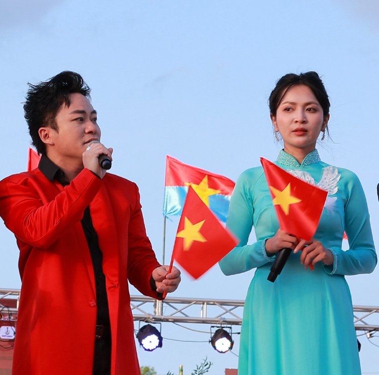 Tùng Dương và Duyên Quỳnh trong một chương trình