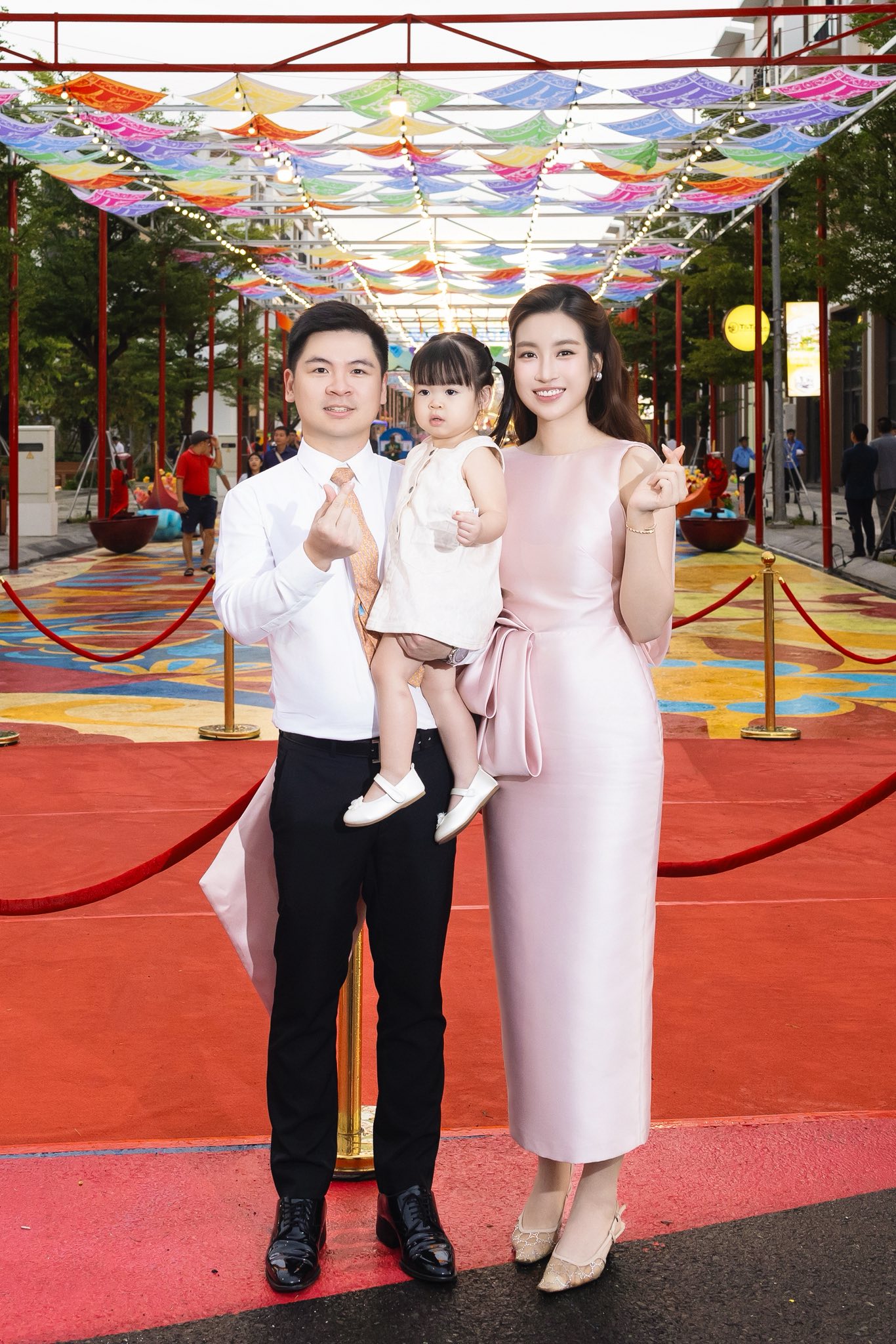 Gia đình hạnh phúc của nàng hậu cùng chồng và con gái