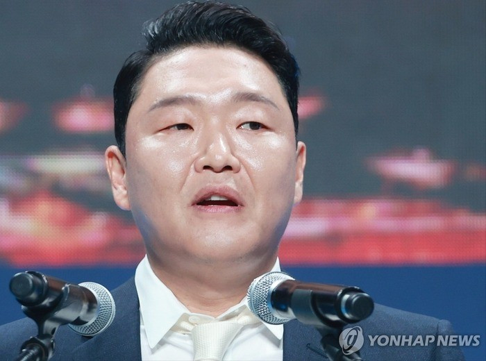 Psy cúi đầu xin lỗi báo chí