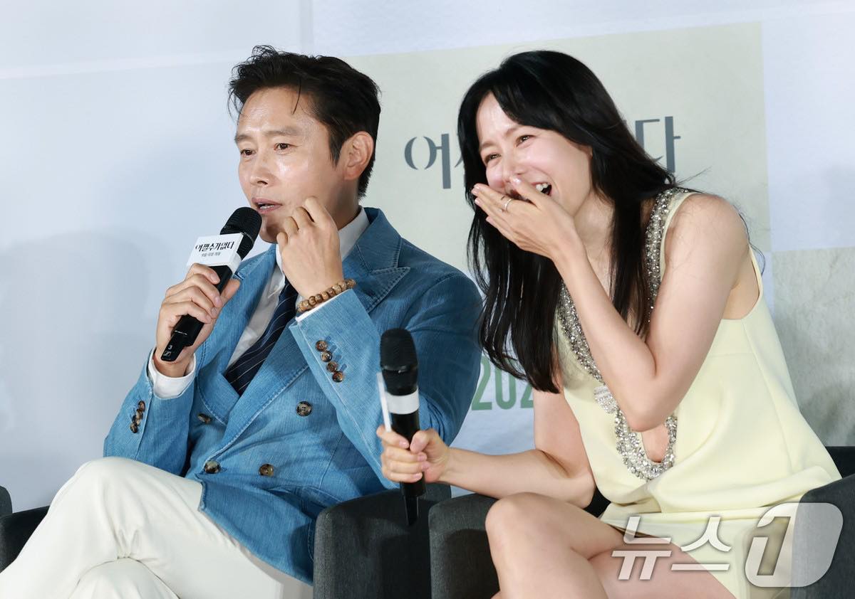 Lee Byung Hun và Son Ye Jin trong buổi họp báo