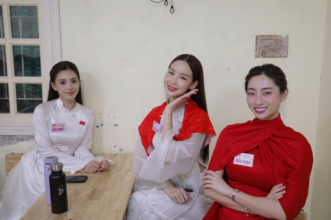 Hoa hậu Tiểu Vy, Bảo Ngọc và Lương Thùy Linh chụp hình hậu trường
