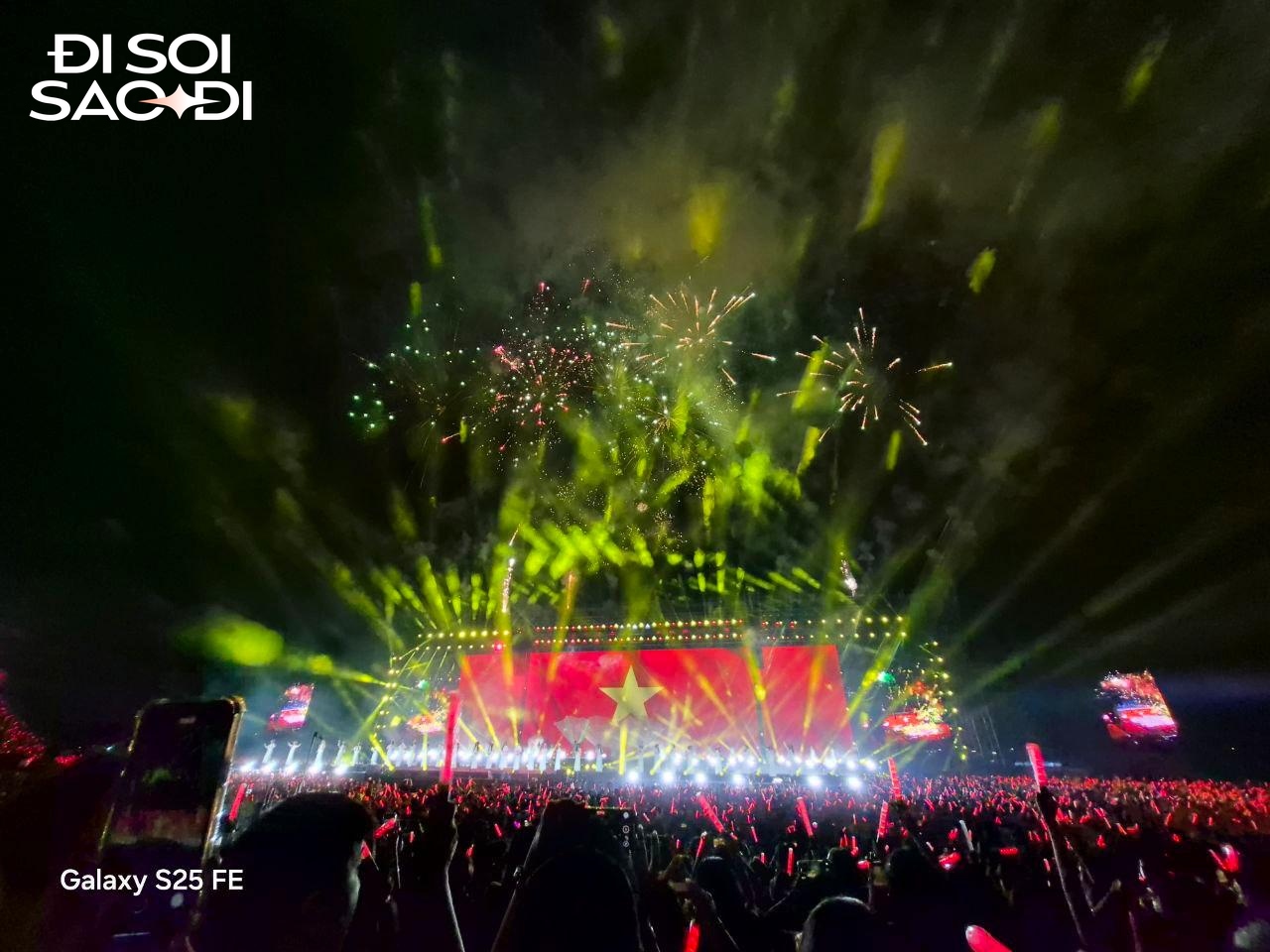 Pháo hoa khai mạc concert Em Xinh Say Hi