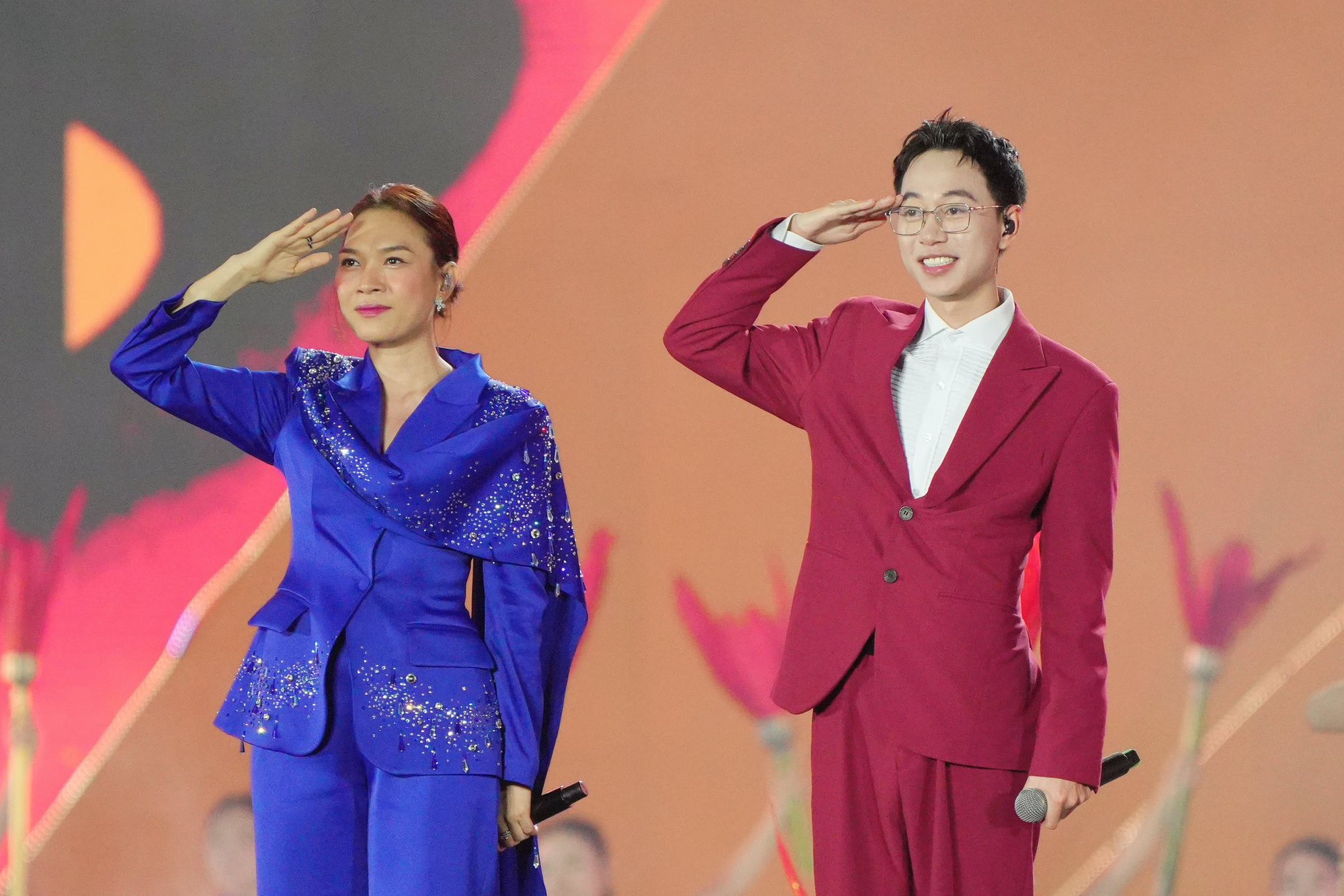 Double2T và Mỹ Tâm biểu diễn trên sân khấu concert quốc gia