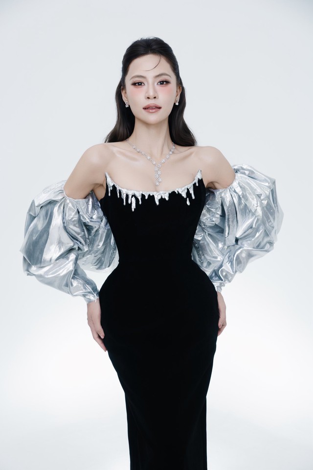 Hà Nhi diện trang phục thanh lịch, quyến rũ