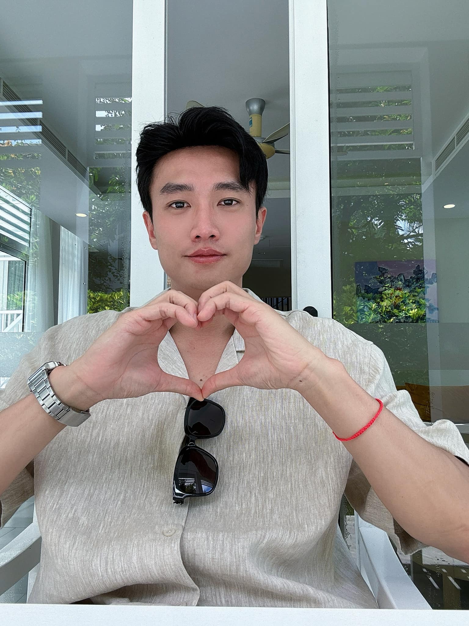 Nam nghệ sĩ với vẻ ngoài cao ráo, điển trai