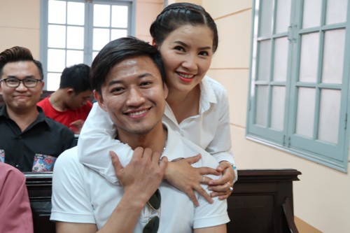 Nghệ sĩ Ngọc Trinh và Quý Bình ôm vai bá cổ