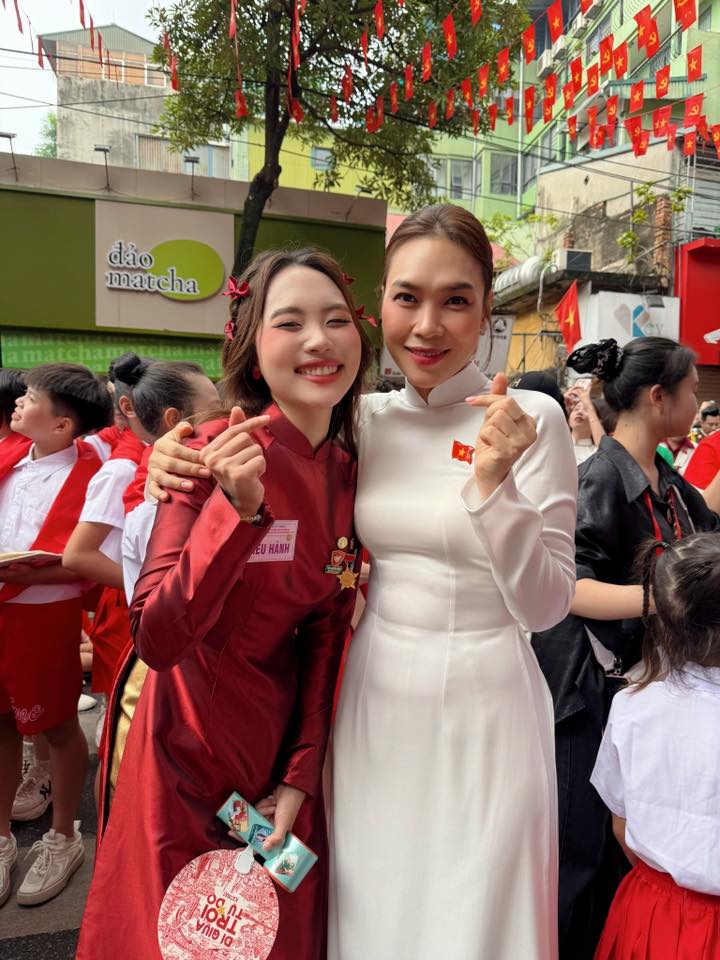 Phương Mỹ Chi và Mỹ Tâm trên sân khấu