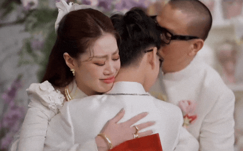 Khánh Vân ôm con riêng của chồng trong ngày cưới