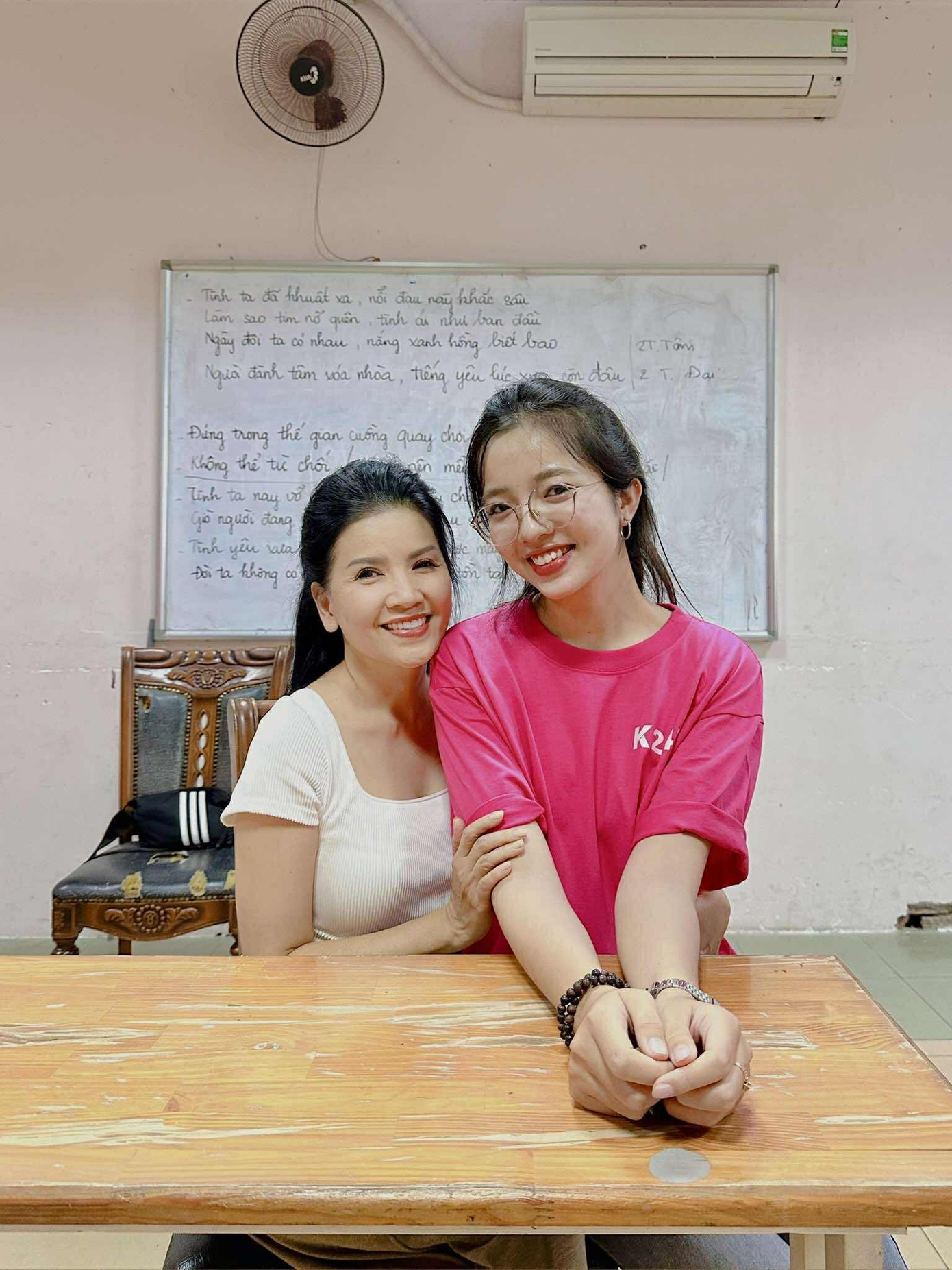 Thanh Bình (áo hồng) bên NSƯT Ngọc Trinh