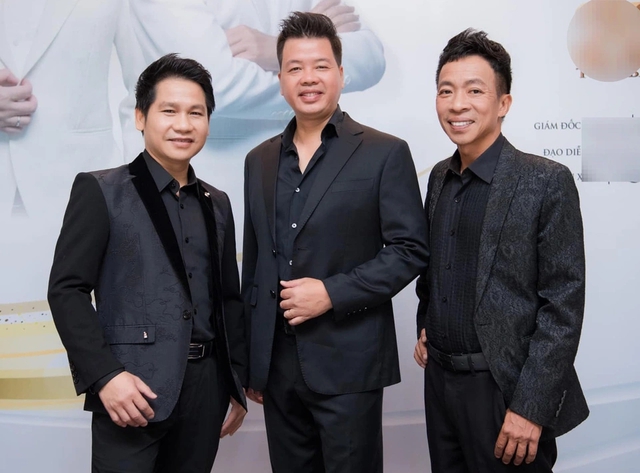 Tam Ca Nhạc Đỏ biểu diễn cùng nhau