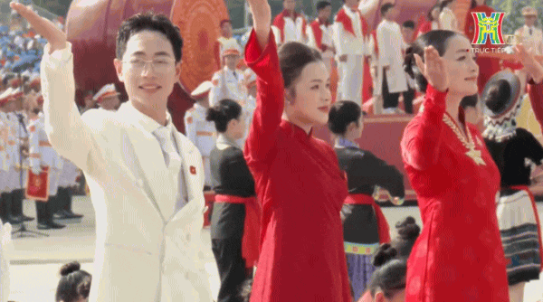 Double2T biểu diễn tại lễ diễu hành Quốc khánh