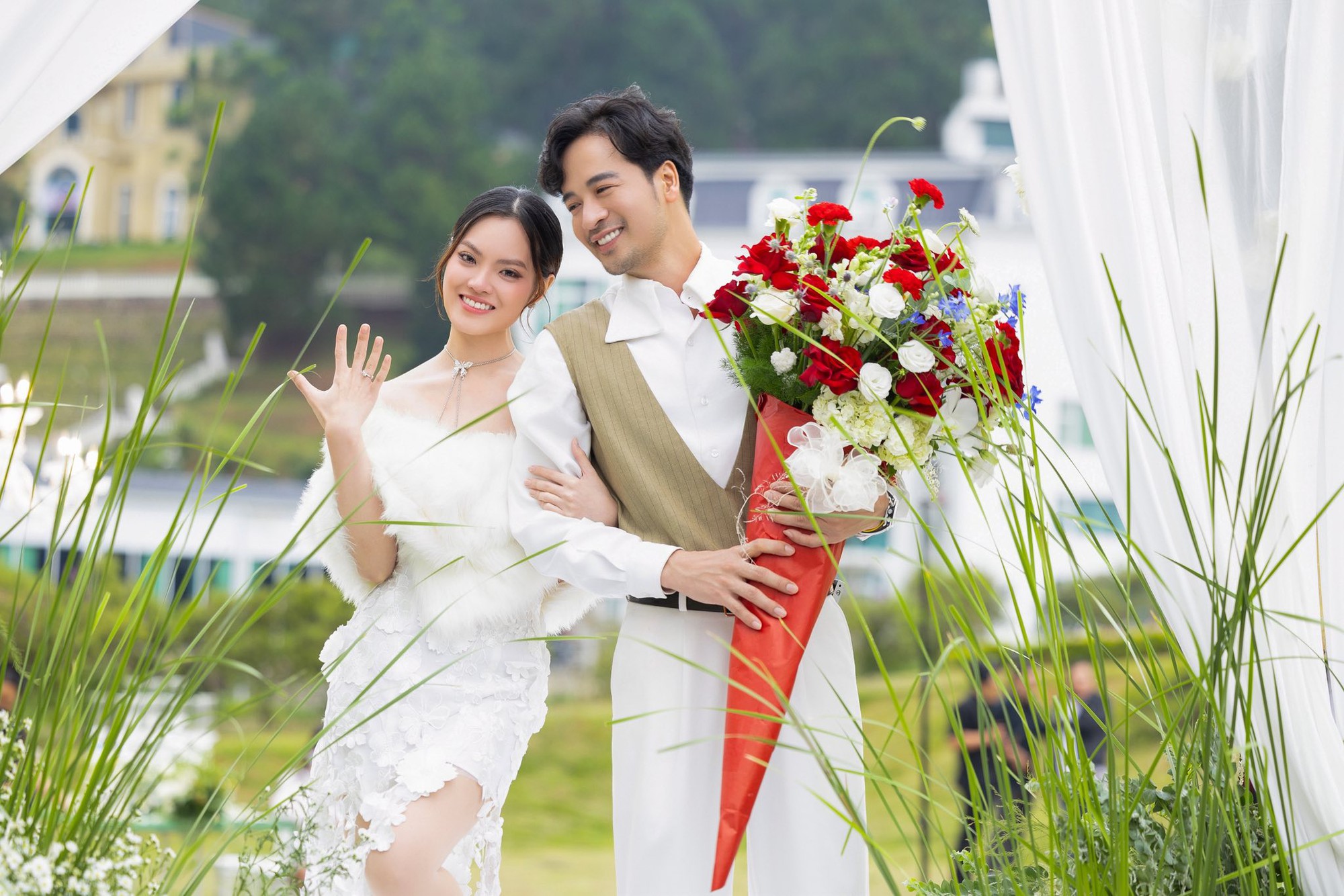 Vợ sắp cưới của Đoàn Minh Tài là nữ bác sĩ kiêm ca sĩ