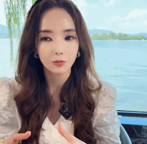 Đường nét gương mặt đơ cứng