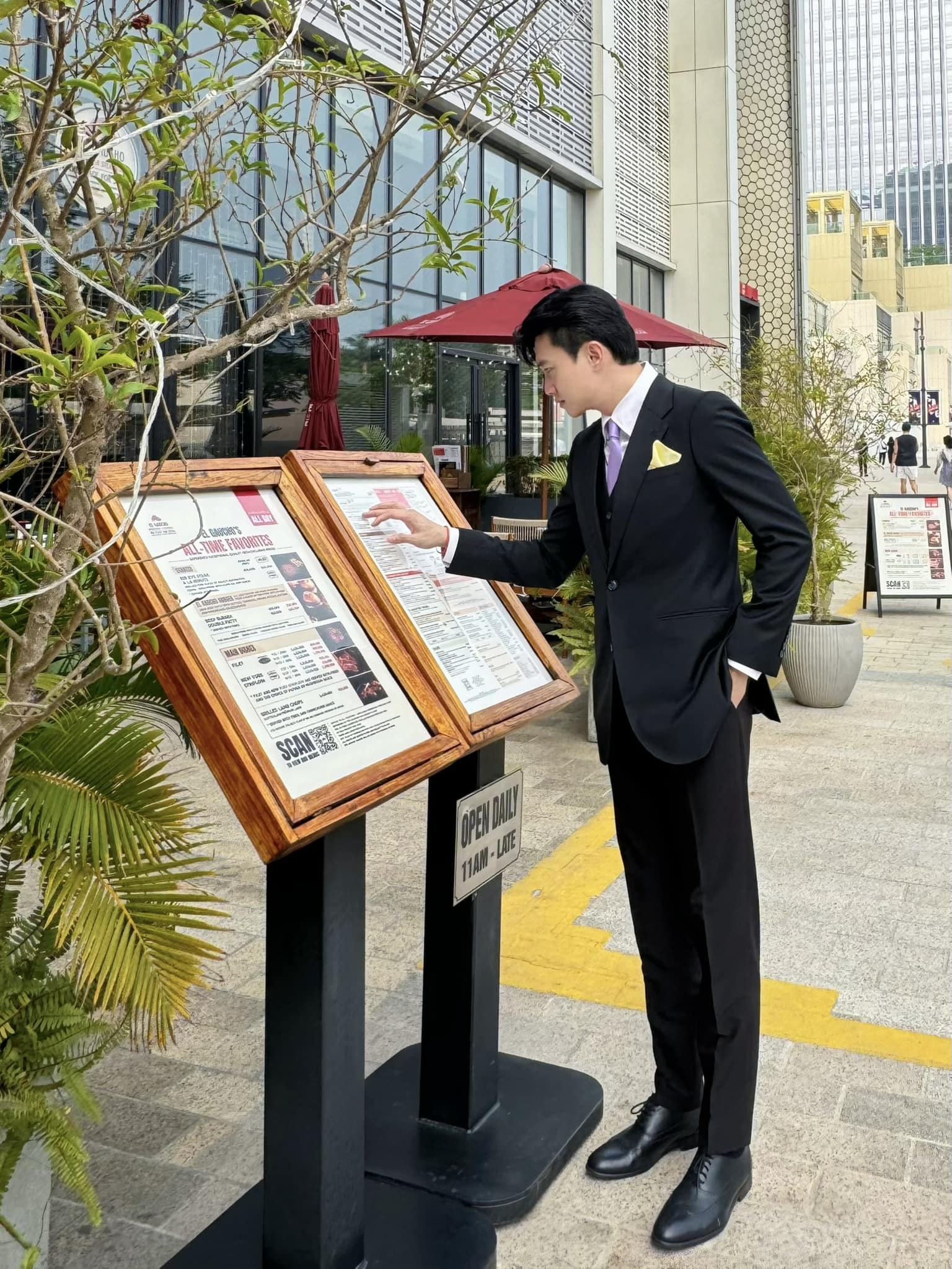 Nam nghệ sĩ trong chuỗi nhà hàng của mình