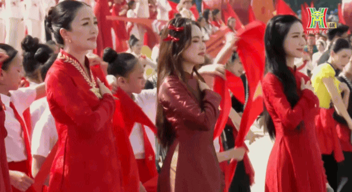 Phương Mỹ Chi biểu diễn tại lễ diễu hành Quốc khánh