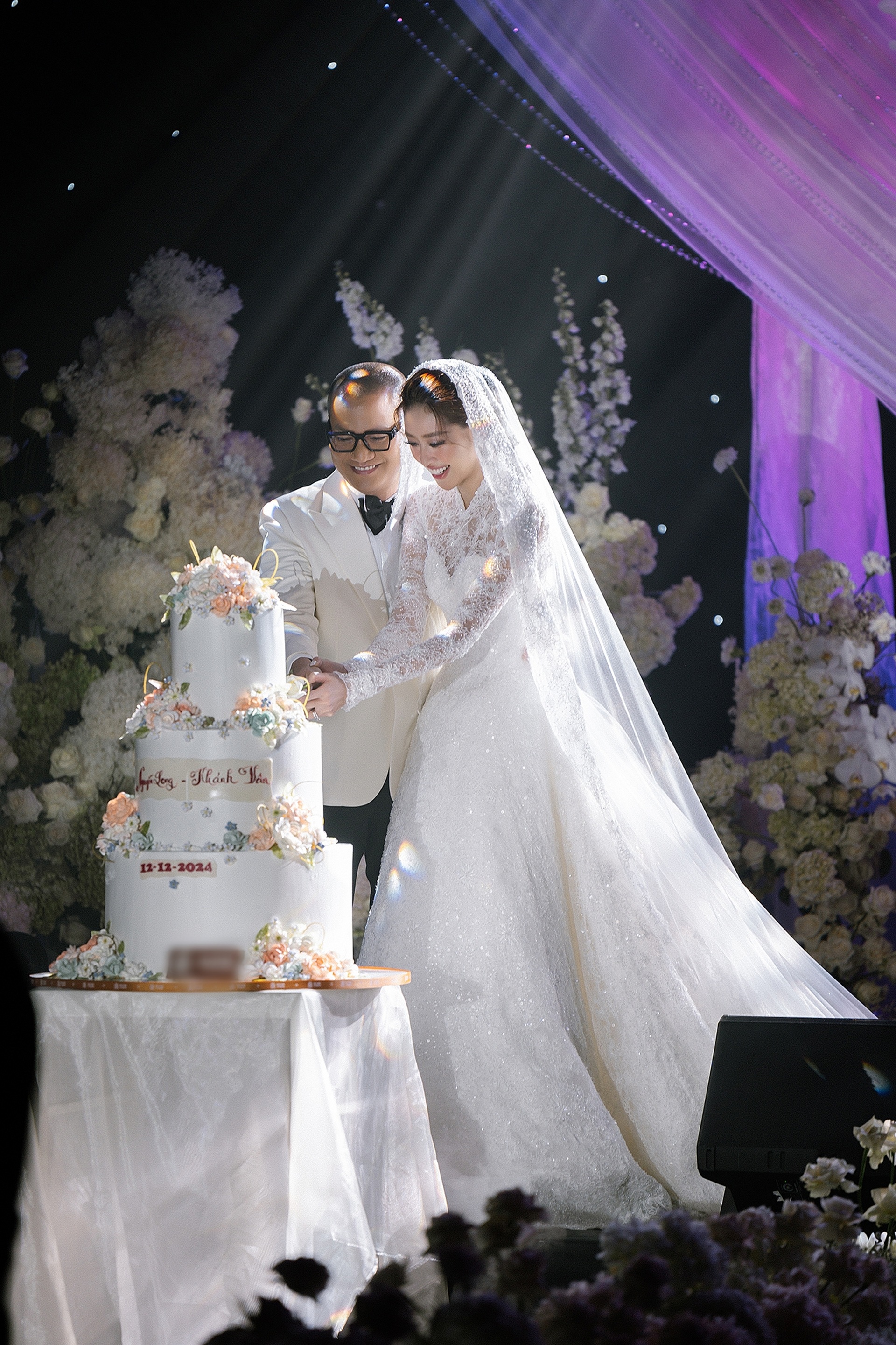 Khoảnh khắc thân thiết của Khánh Vân và ông xã trong đám cưới