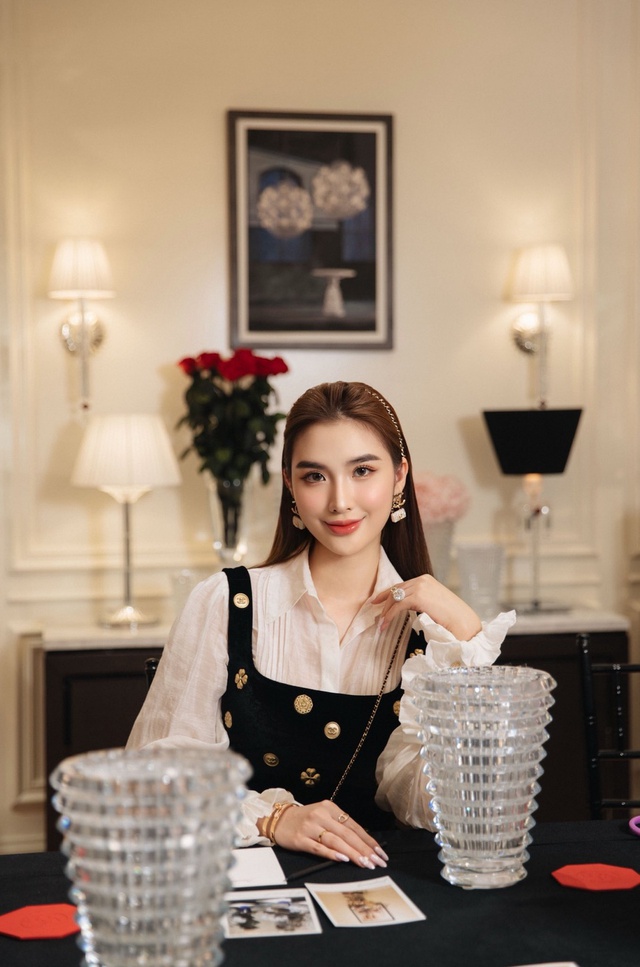 Ngọc Loan khoe quà từ bạn trai nhưng giấu mặt đối phương